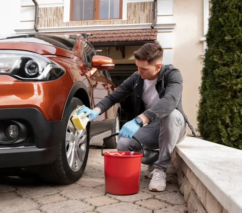 Lavage auto à domicile Scy-Chazelles : professionnel intervenant sur un véhicule